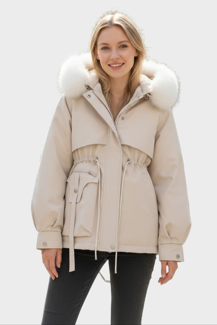 Dame vinterjakke med varm faux fur hætte. Elegant og komfortabel overtøj til kvinder.