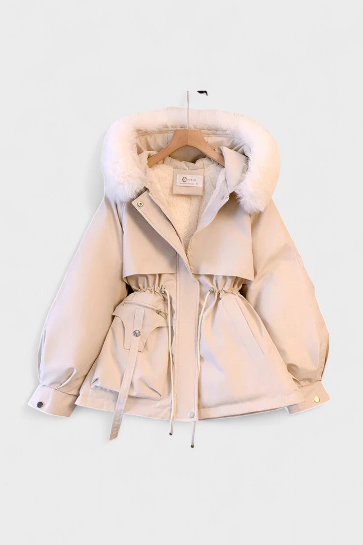 Komfortabel damejakke med blød faux fur hætte, perfekt til vinter og udendørs brug.