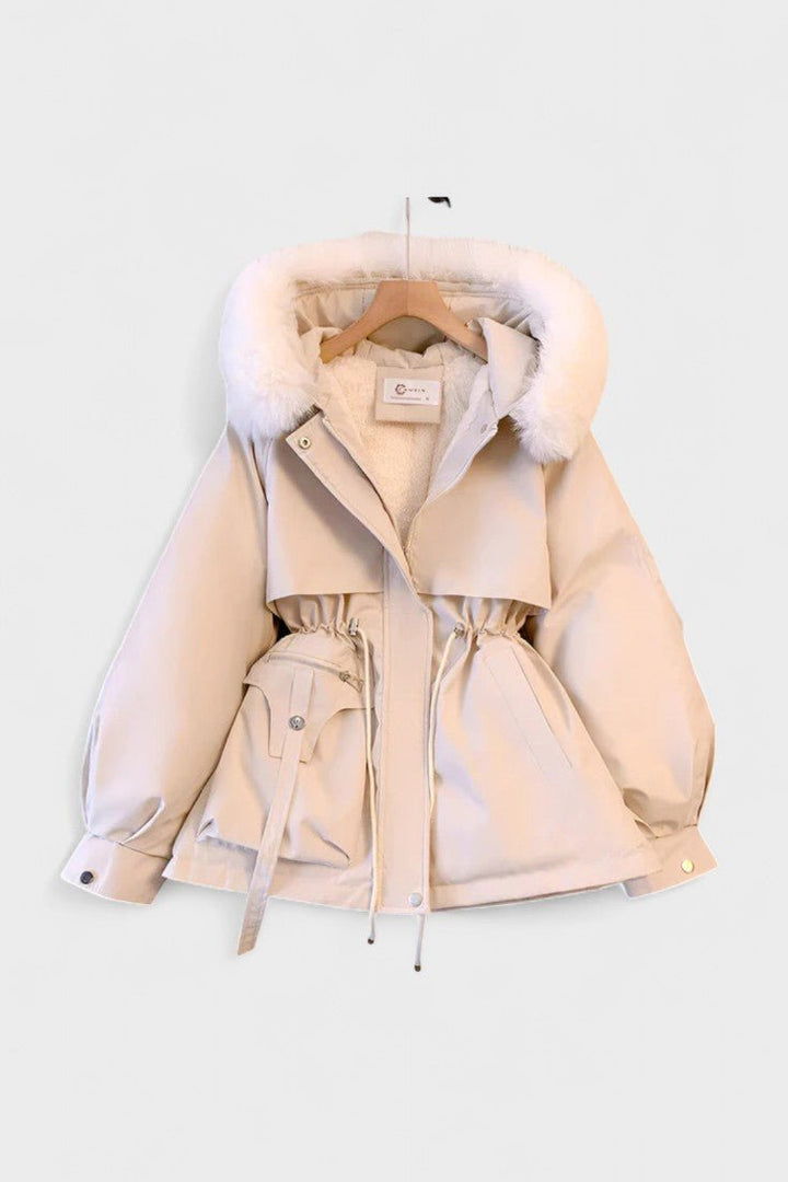Komfortabel damejakke med blød faux fur hætte, perfekt til vinter og udendørs brug.