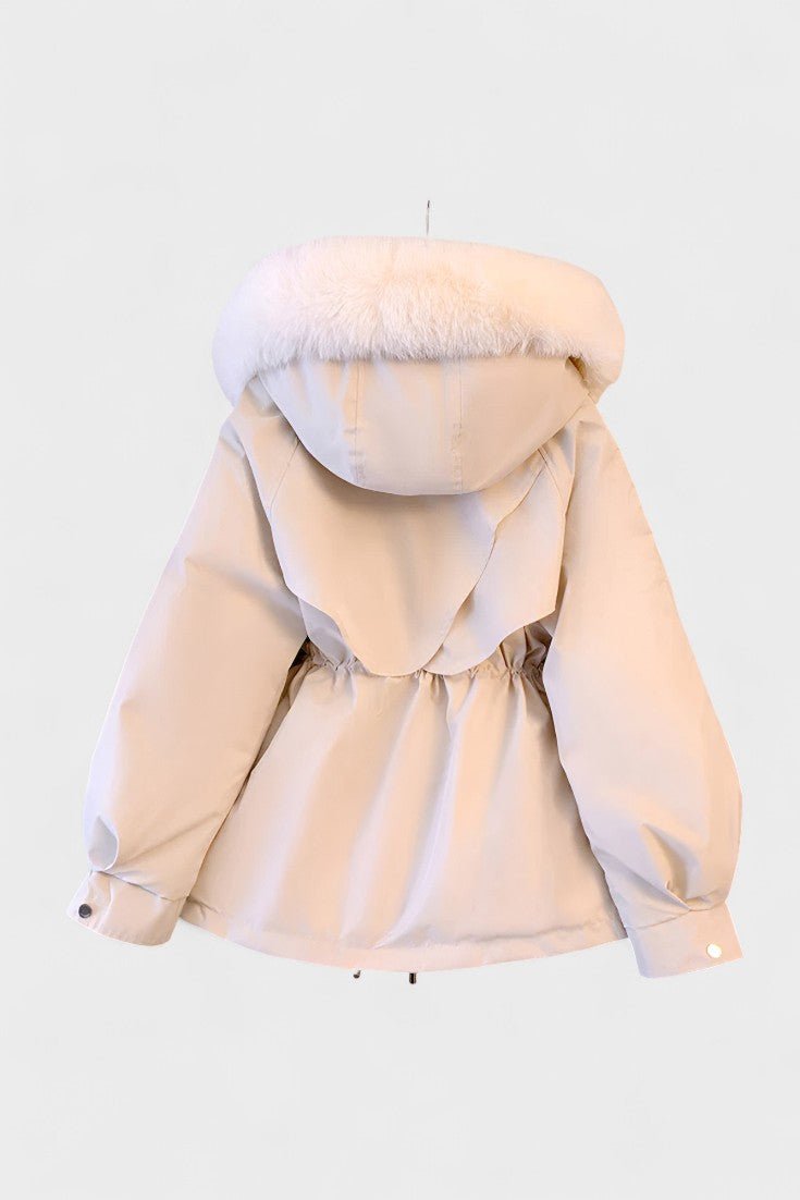 Elegant dame vinterjakke med stilfuld faux fur hætte og justerbar talje for en slank pasform.