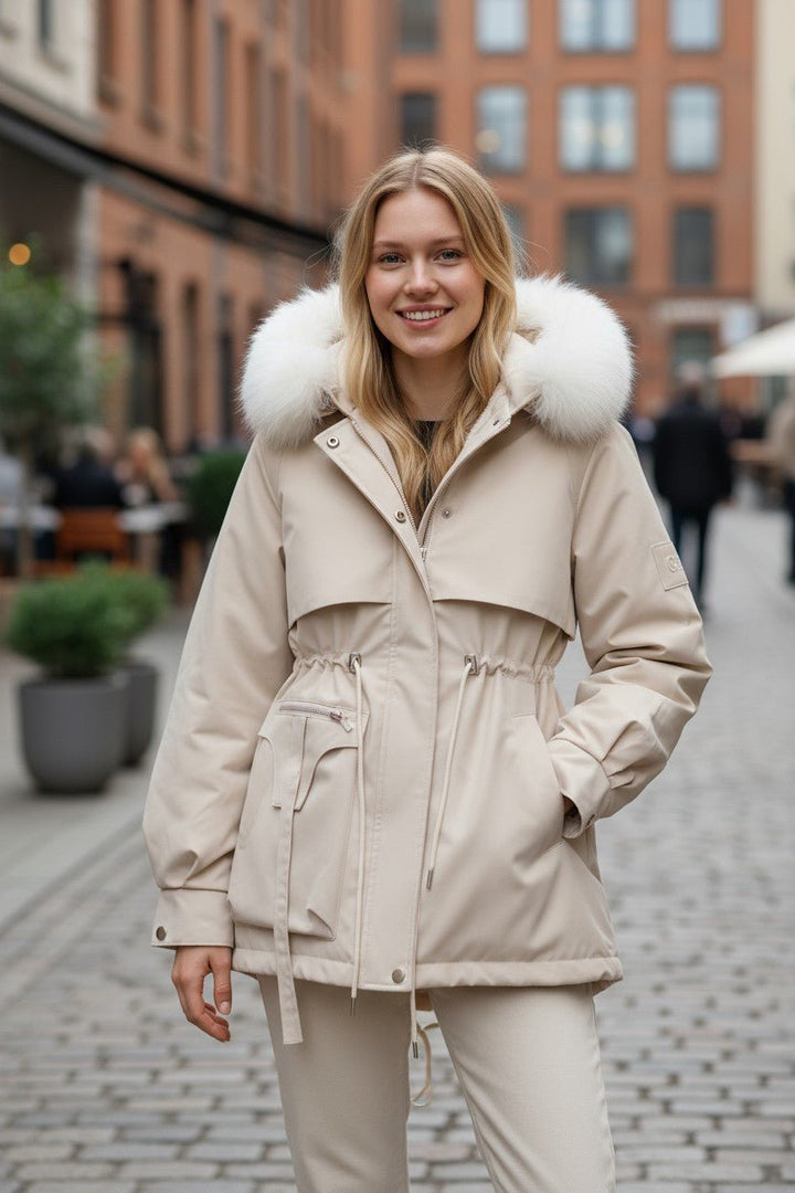 Varm hættejakke til kvinder med luksuriøs faux fur. Ideel som alsidigt vinterovertøj.