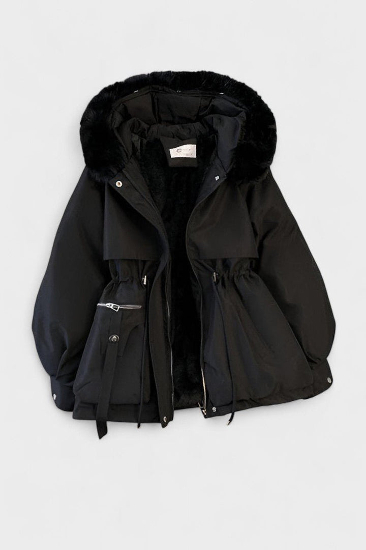 Moderigtig dame vinterjakke med faux fur hætte, designet for varme og elegance i kulden.