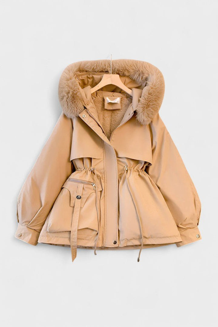 Nærbillede af den bløde faux fur på hætten af en elegant og varm dame vinterjakke.