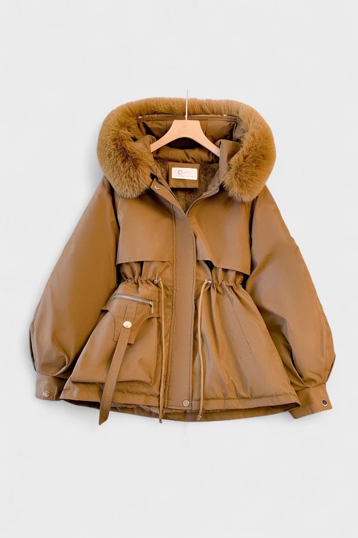 Dame vinterjakke i klassisk design med komfortabel pasform og faux fur hætte.