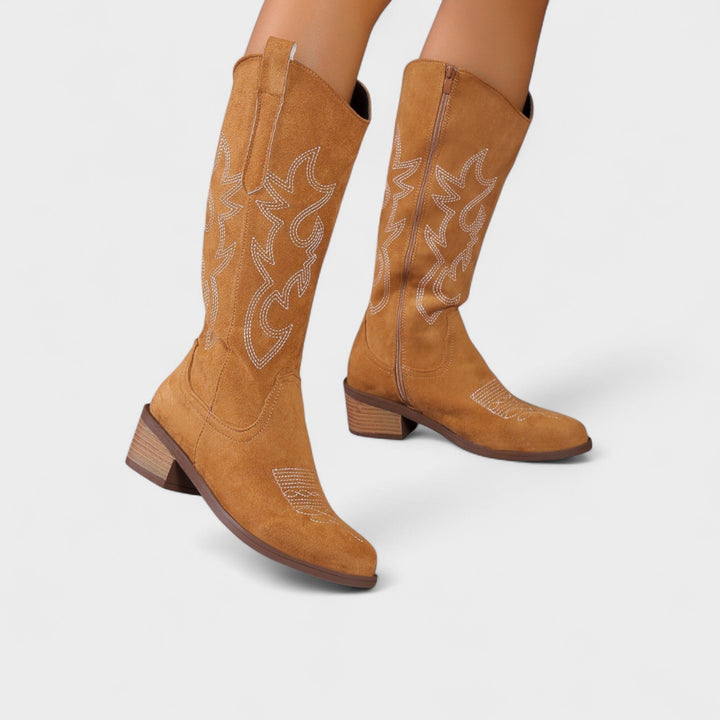 Elegante brune ruskind westernstøvler til damer. Komfortable cowboystøvler med et stilrent design.