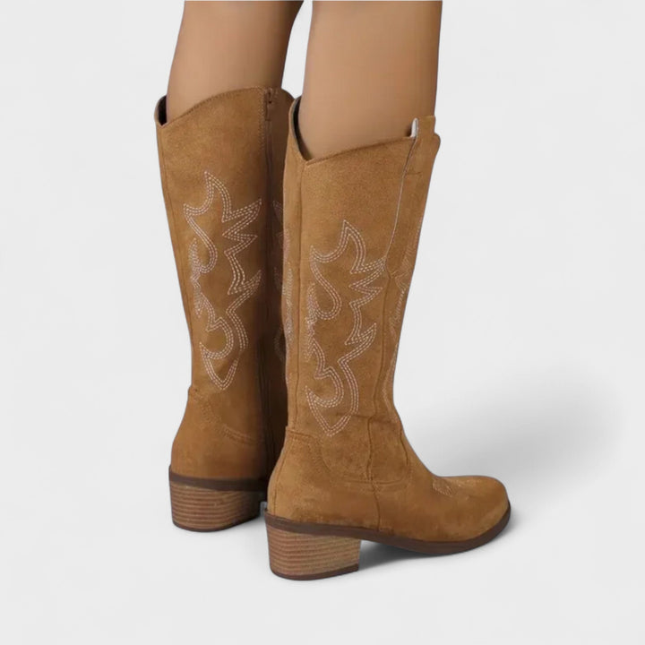 Stilfulde beige ruskind westernstøvler. Komfortable damestøvler med cowboystil til hverdagen.