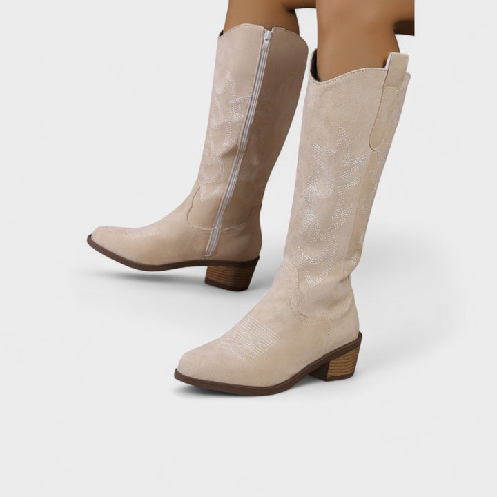 Khaki ruskind westernstøvler. Alsidige damestøvler, perfekte som hverdagsstøvler med et elegant touch.