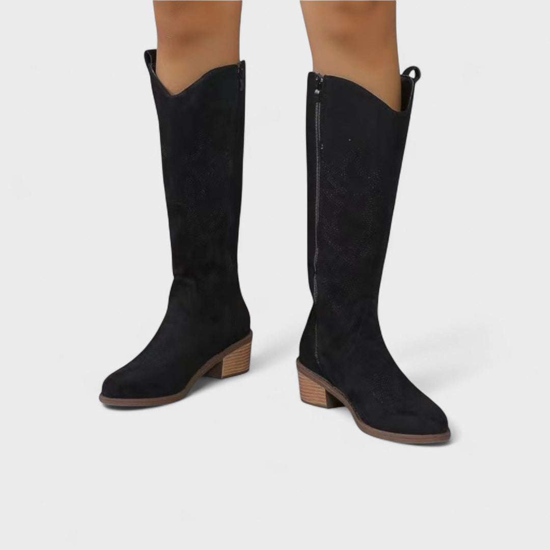 Komfortable dame westernstøvler i ruskind. Ideelle hverdagsstøvler med elegant cowboystil.