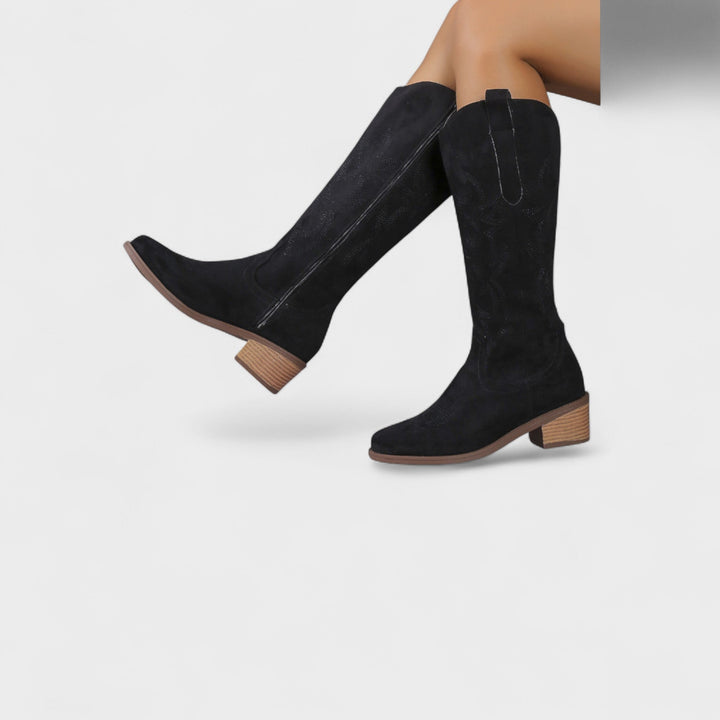 Elegant modelfodtøj: Sorte ruskind westernstøvler til damer. Tidløse ankelstøvler for et stilrent look.