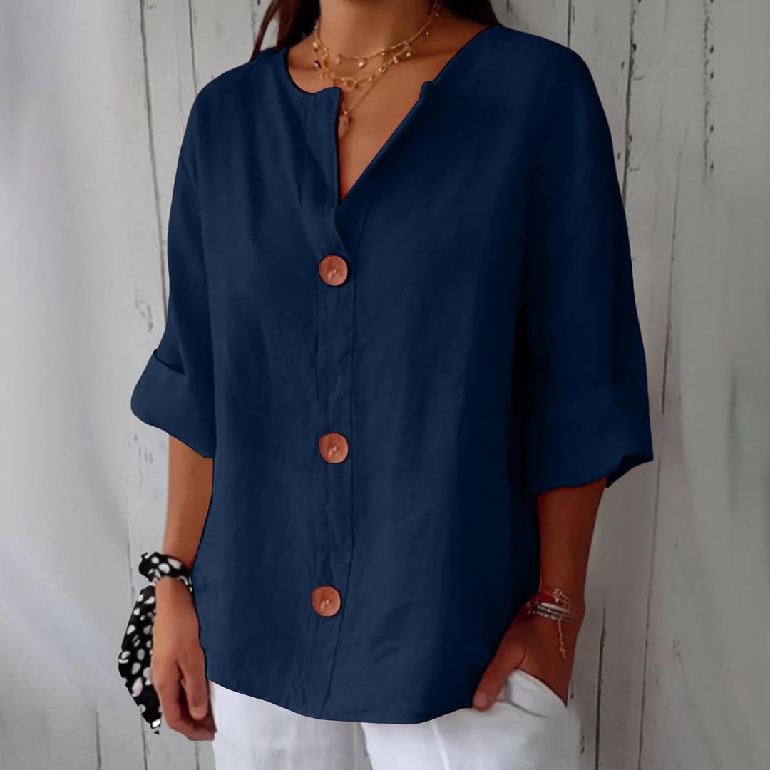 Damebluse i afslappet stil, kombineret med tilbehør. Komfortabel, luftig og kortærmet sommerbluse til hverdag.