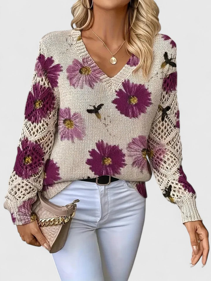 Damebluse med blomsterprint, V-hals og elegante blondeærmer. Perfekt til forår og sommer.
