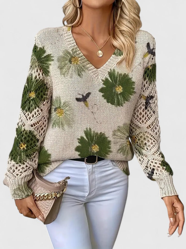 Smuk V-hals bluse til damer med blomsterprint og udsøgte blondeærmer. Løs pasform.
