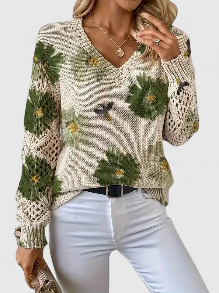 Stilfuld, blomstret damebluse med V-hals, lange blondeærmer. Perfekt til en elegant sommerlook.