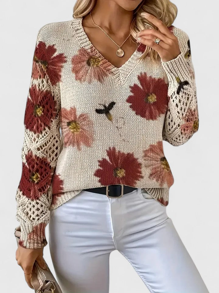 En alsidig blomstret damebluse med V-hals og blondeærmer, perfekt til både hverdag og fest.
