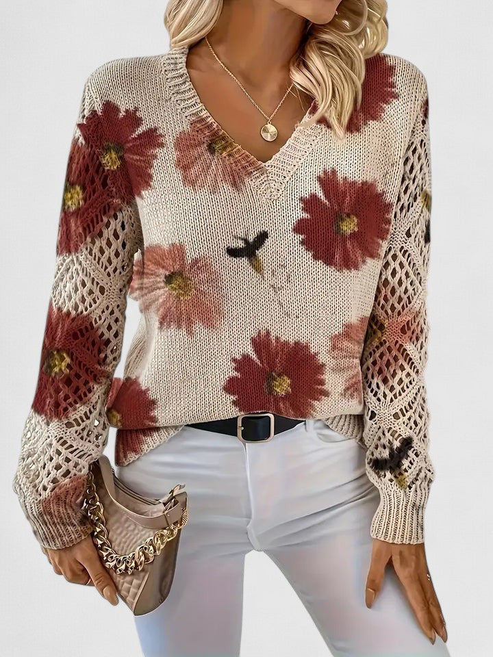 Lys blomstret V-hals bluse med elegante blondeærmer. Komfortabel og chic forårs/sommertop.