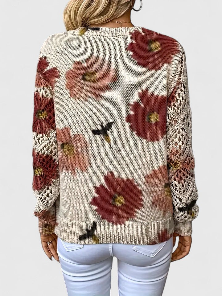 Modefoto af blomstret damebluse med V-hals og blondeærmer, stylet med jeans.
