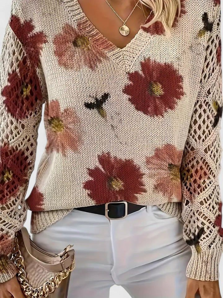 Nyt look: Blomstret damebluse med V-hals og blondeærmer. Trendy forår/sommermode.