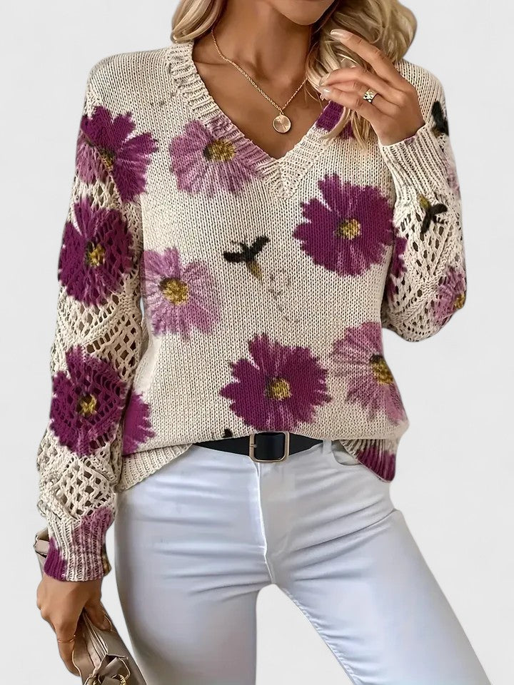 Langærmet damebluse med farverigt blomsterdesign, dyb V-hals og smukke blondeærmer.