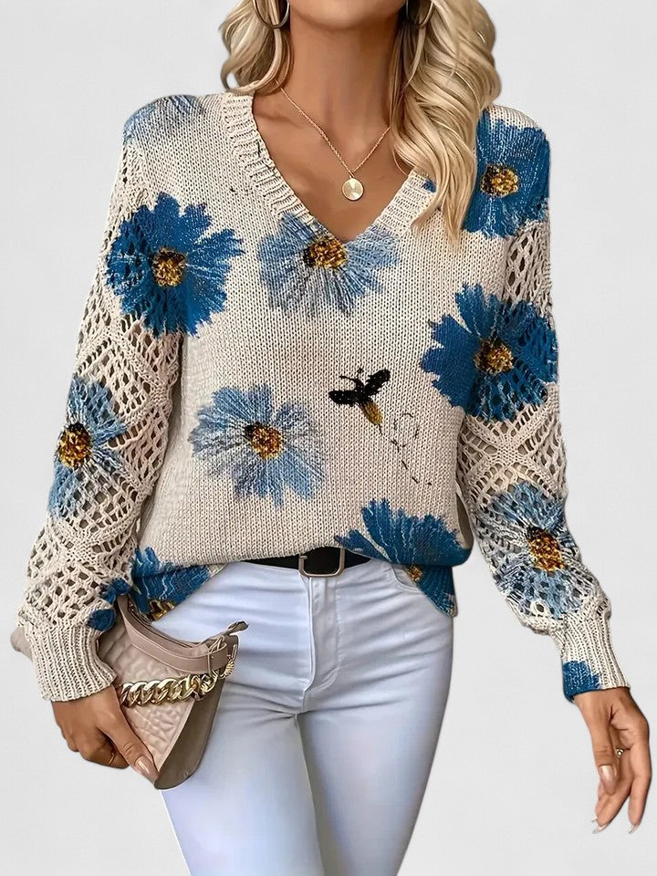 Blomstret V-hals bluse til kvinder med fine blondeærmer. Mode til forår/sommer.