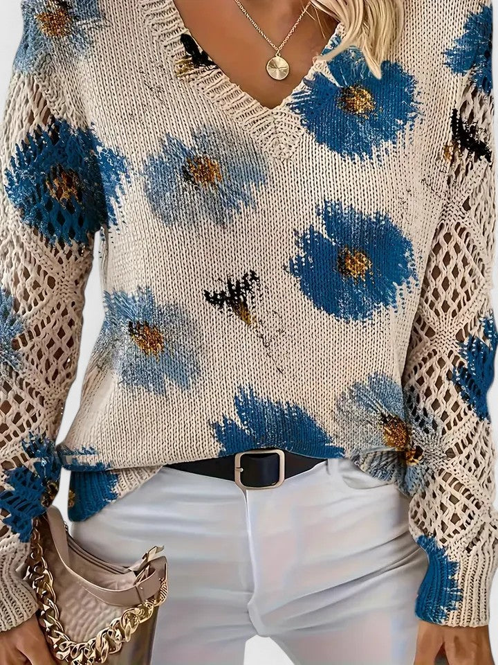 Damebluse med blomster, V-hals og blondeærmer i en levende farve. Ideel til sommer.