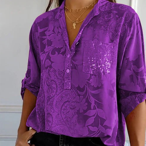 Damebluse med fint blomstermotiv og V-halsudskæring, en tidløs tilføjelse til garderoben.