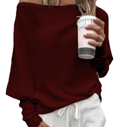 Feminin damebluse med bådudskæring og løs pasform. Moderne og afslappet top, ideel til enhver lejlighed.
