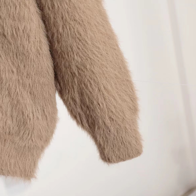 Mørkegrå damecardigan. Blød strik og klassisk pasform for elegant efterår/vinter mode.