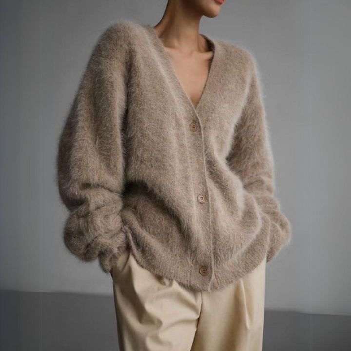 Khaki damecardigan i strik. Elegant og komfortabel til efterår og vinter.