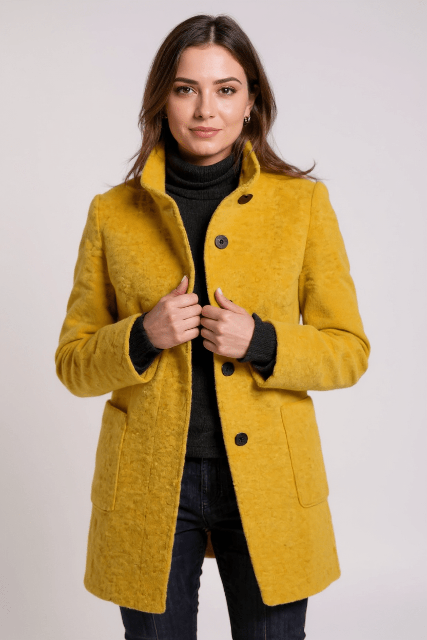 Figursyet damejakke i elegant nordisk design. Fremhæver silhuetten med stil og komfort.