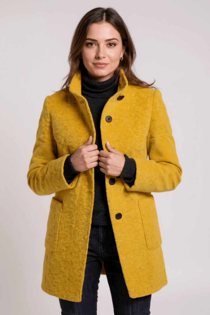 Figursyet damejakke i elegant nordisk design. Fremhæver silhuetten med stil og komfort.