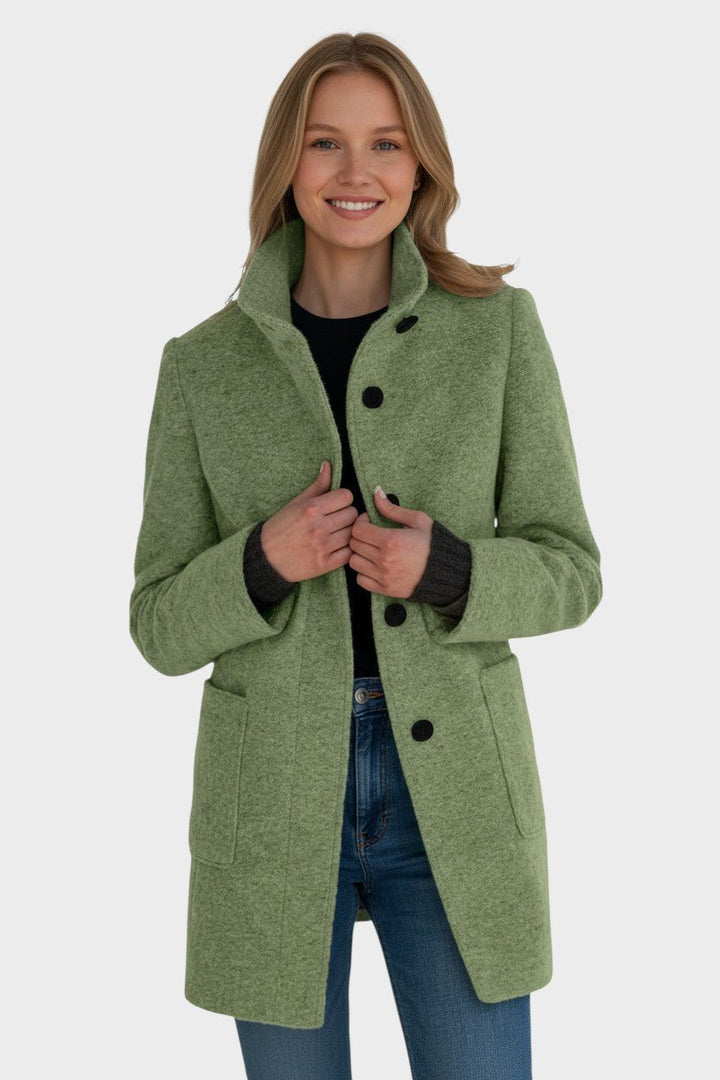 Damejakke i nordisk design med tilbehør. Elegant ydertøj og overgangsjakke til stilfuld mode.