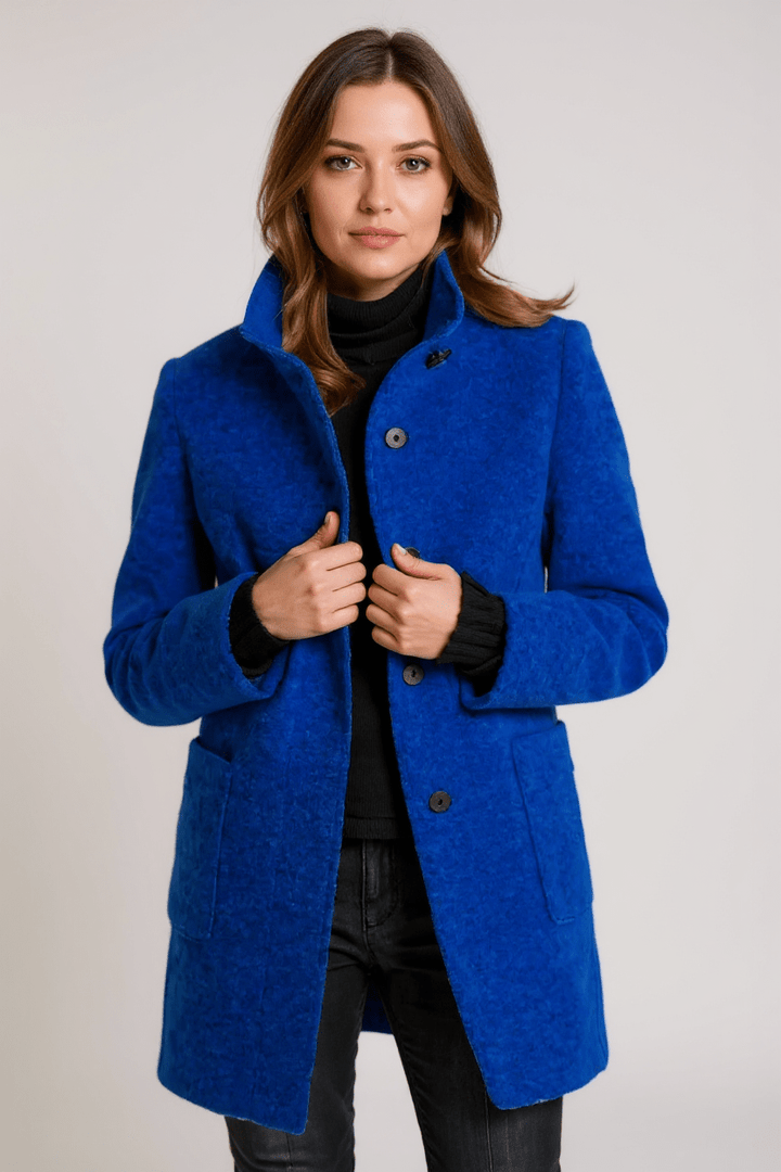 Elegant damejakke i nordisk design vist på model. Stilfuld vintermode og overgangsjakke.