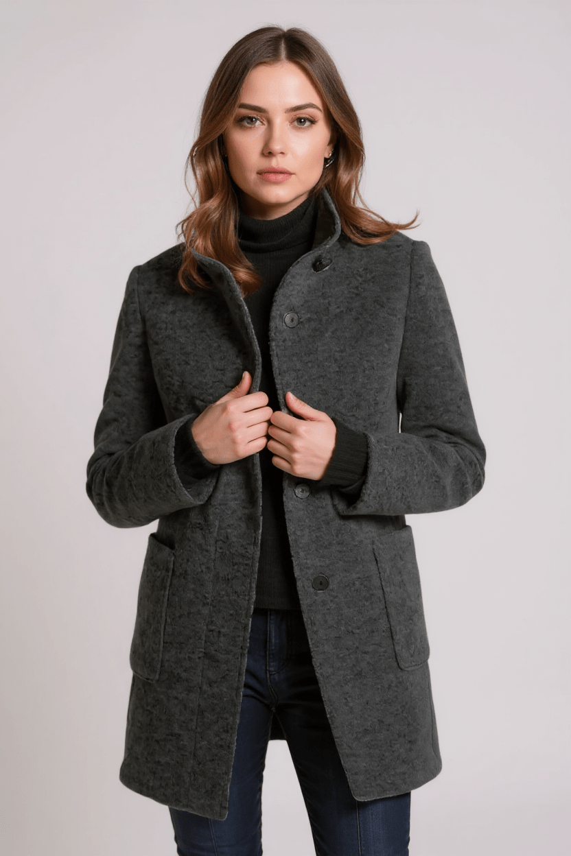Ryggen af den elegante damejakke i nordisk design. Tidløs stil og komfort for kvinder.