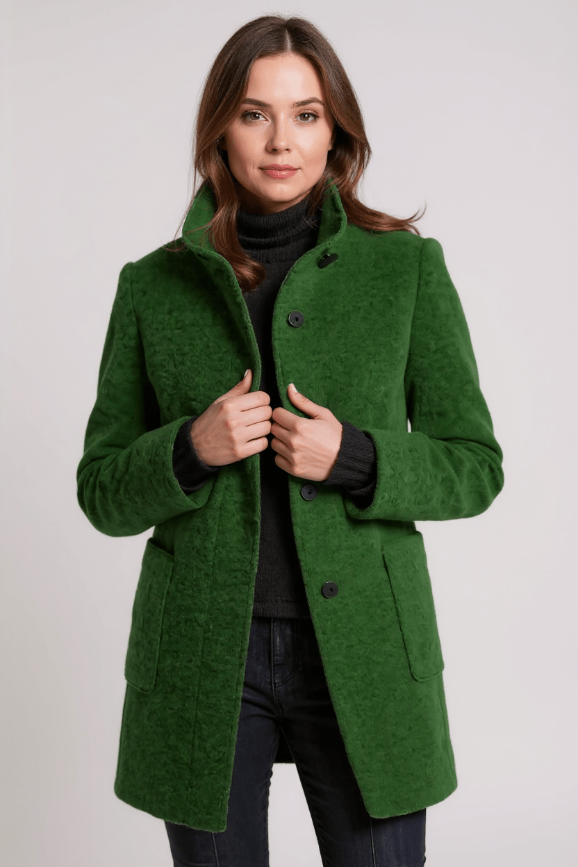 Frontbillede af åben damejakke. Elegant og komfortabelt ydertøj til modebevidste kvinder.