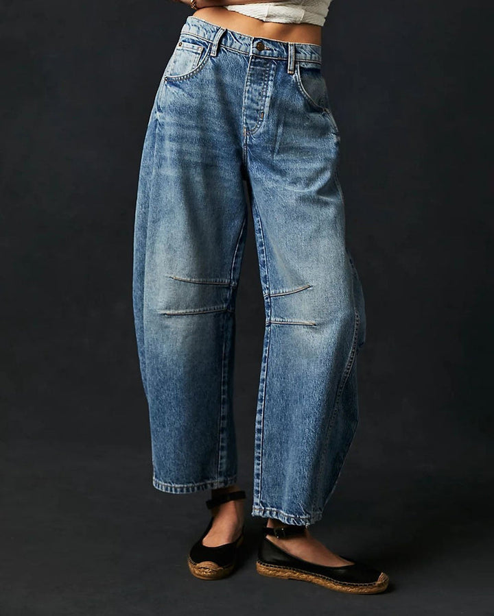 "Damejeans med mellem høj talje og lige snit. Blå nuance, brede ben for moderne stil og komfort."