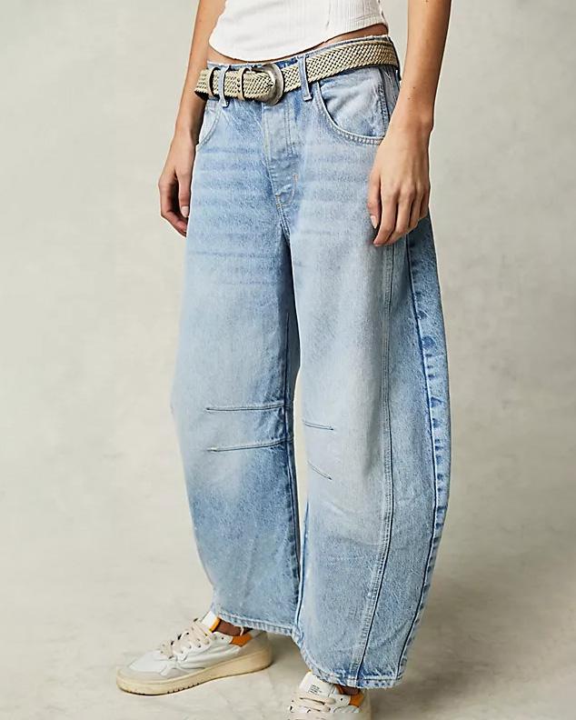 "Damejeans med mellem høj talje og lige snit. Blå nuance, brede ben for moderne stil og komfort."
