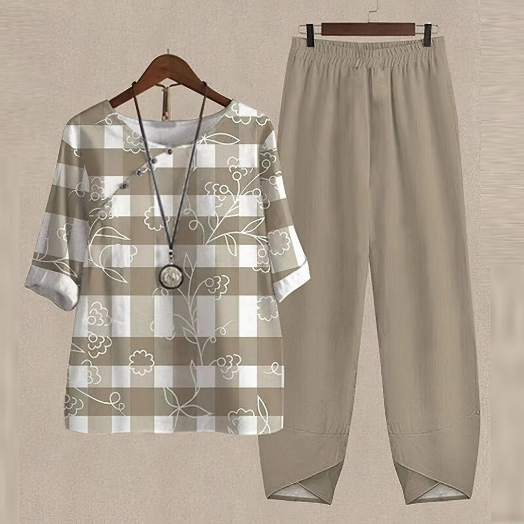 Stilfuldt casual damesæt til hverdagslook. Kortærmet top og løse bukser sikrer komfort og en moderne stil.