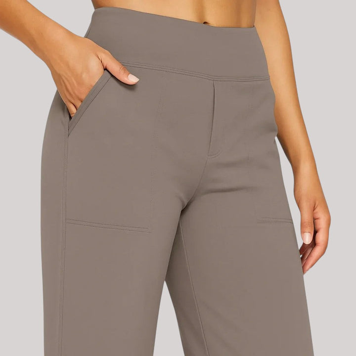 Elastiske dame stretchbukser med funktionelle sidelommer. Behagelige og åndbare for optimal komfort.