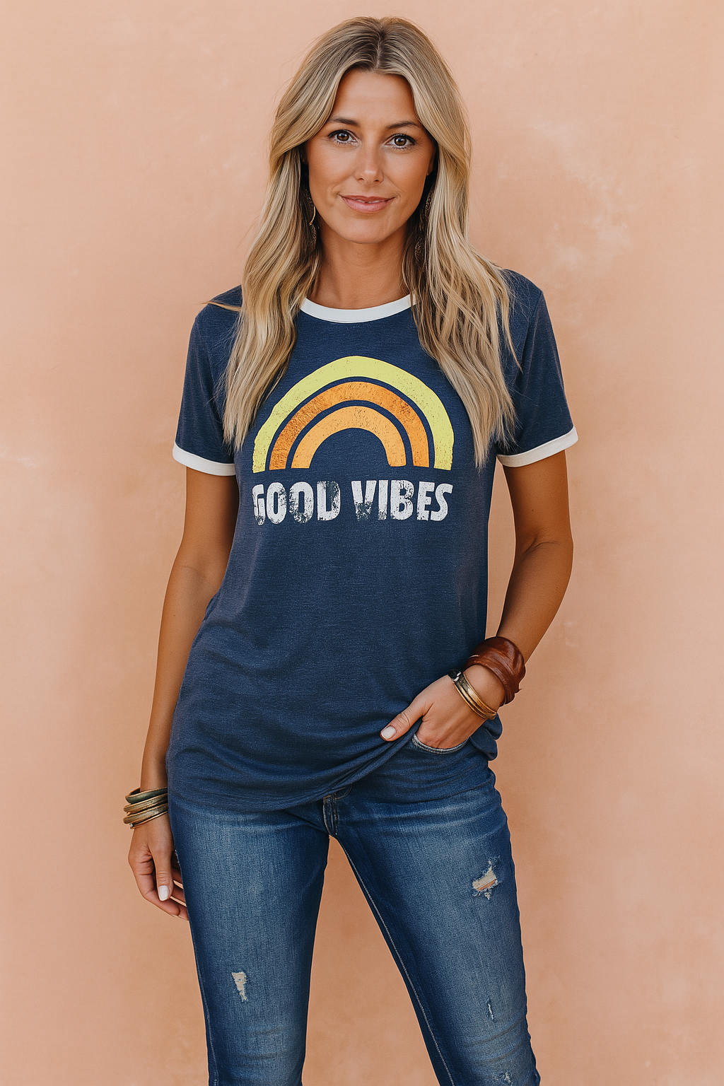 Retro dames t-shirt med 'Gode Vibes' print, ideel til casual sommerbrug og et farverigt look.