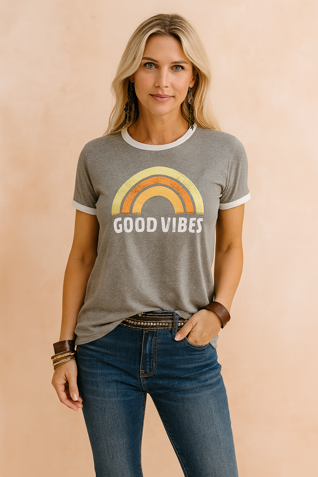 Afslappet dames t-shirt med 'Gode Vibes' tekst og regnbuedesign, ideel til solrige sommerdage.