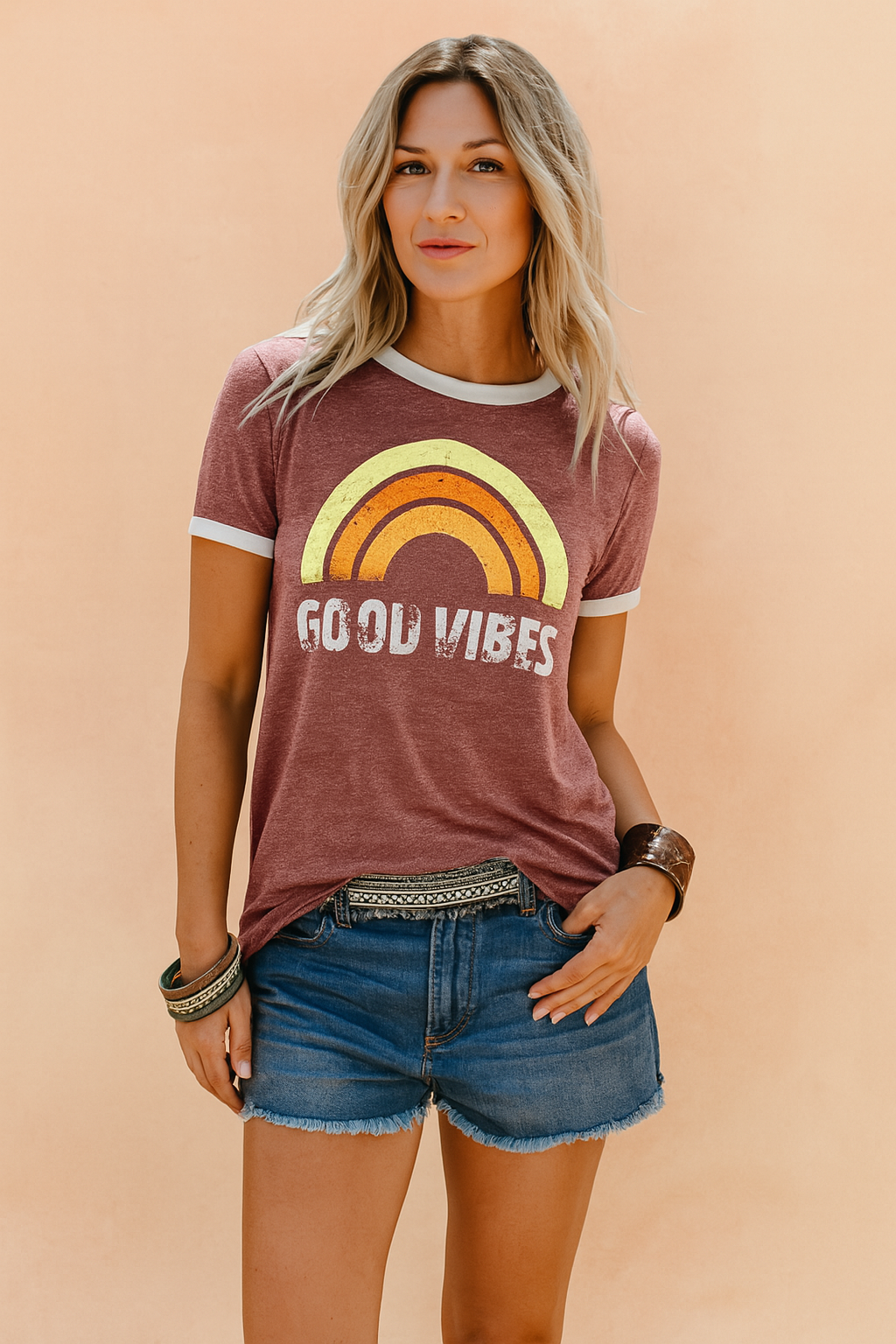 Trendy dames t-shirt med 'Gode Vibes' og retro regnbueprint, et must-have til kvinders sommergarderobe.