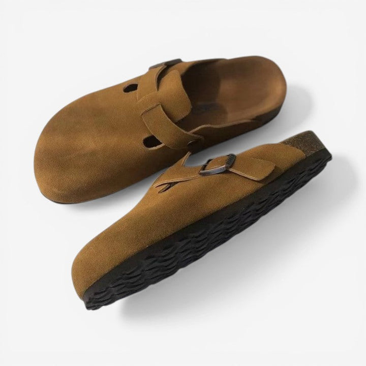 Dames halvåbne slip-on tøfler i khaki med justerbar spænde. Perfekte komfort sko til hverdagsbrug.