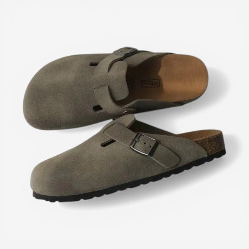 Beige dames slip-on tøfler med halvåben ryg. Letvægts og afslappet fodtøj med justerbar spænde.