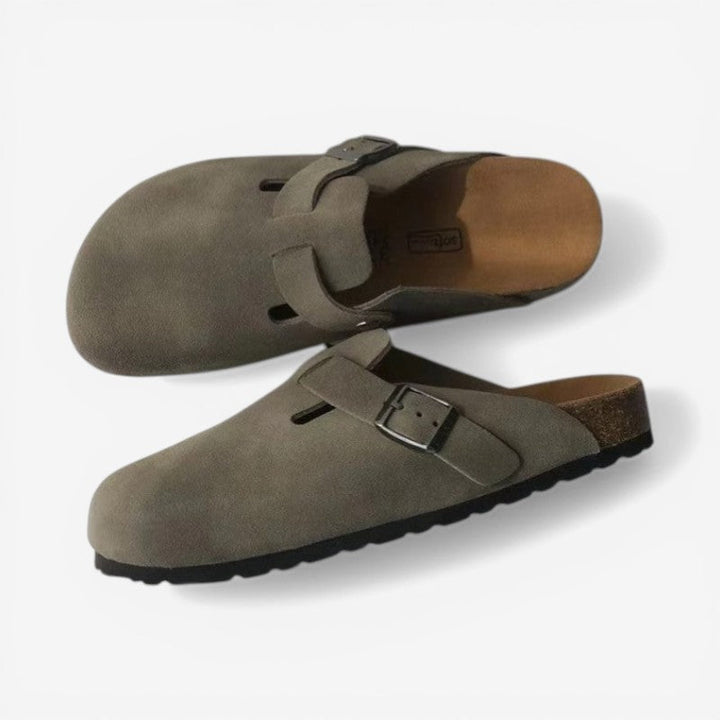 Beige dames slip-on tøfler med halvåben ryg. Letvægts og afslappet fodtøj med justerbar spænde.