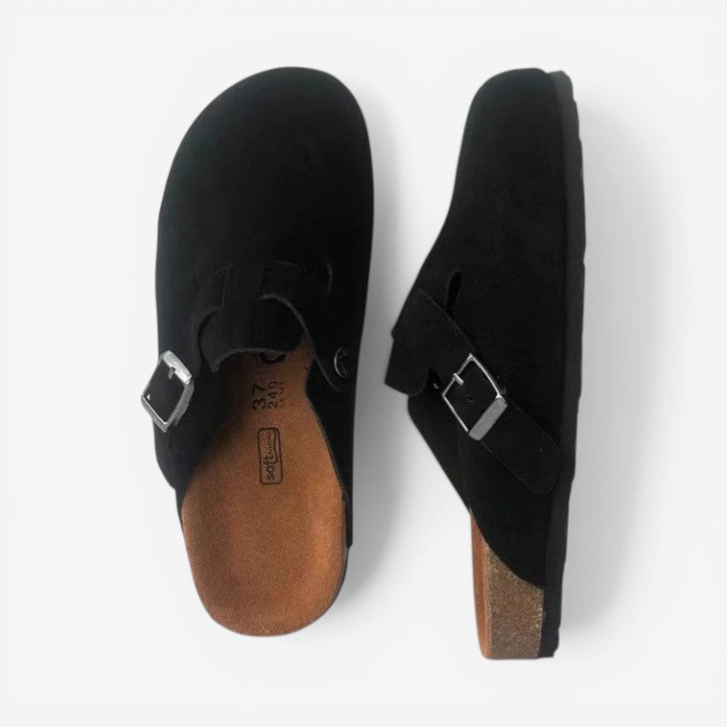 Sorte dames tøfler, halvåbne med justerbar spænde. Ideelle komfort sko som slip-on til hjemmet.