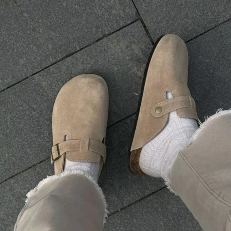 Hverdags tøfler til damer: Halvåbne slip-ons i khaki med justerbar spænde for optimal pasform.