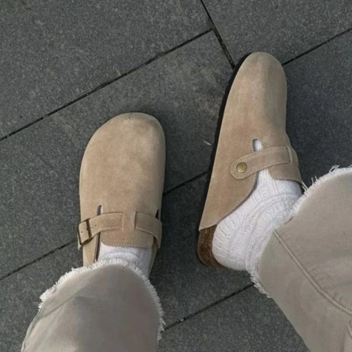 Hverdags tøfler til damer: Halvåbne slip-ons i khaki med justerbar spænde for optimal pasform.