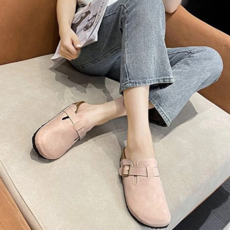 Stilfulde beige dames tøfler, halvåbne med justerbar spænde. Komfortable slip-on sko til afslapning.