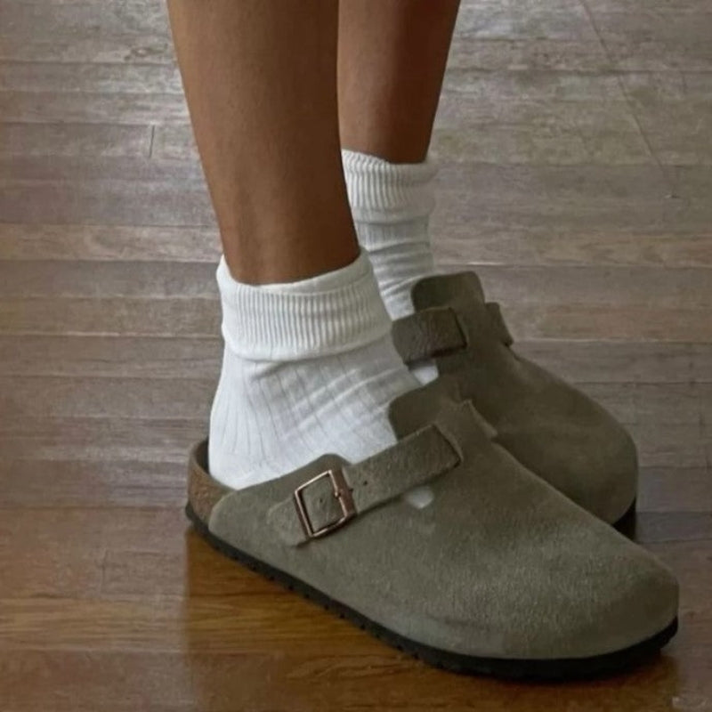 Letvægts sorte dames tøfler. Halvåbne slip-ons med justerbar spænde, perfekt afslappet fodtøj.
