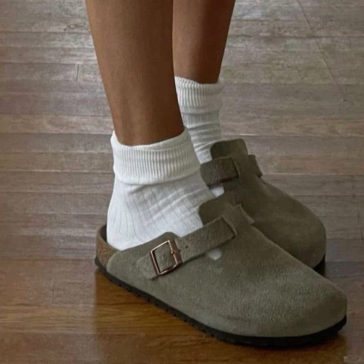 Letvægts sorte dames tøfler. Halvåbne slip-ons med justerbar spænde, perfekt afslappet fodtøj.